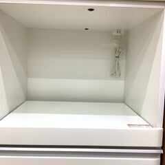 すき間収納にもピッタリ！ホワイトカラーの細身の食器棚です！