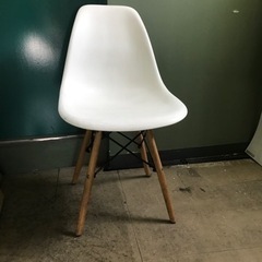 デザイナーズ風　白い椅子