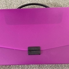 紫の持ち運び書類ケース