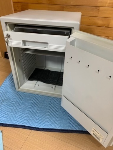 耐火金庫 とても重いです 100キロくらい？あると思います。