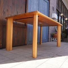 旭川のメーカー昭和木材の天然木無垢材のダイニングテーブルです。優しい木目と明るい色合いが魅力のナチュラルな食卓は北欧スタイルや和モダンなどのインテリアにオススメです。CC401