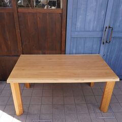 旭川のメーカー昭和木材の天然木無垢材のダイニングテーブルです。優しい木目と明るい色合いが魅力のナチュラルな食卓は北欧スタイルや和モダンなどのインテリアにオススメです。CC401