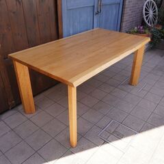 旭川のメーカー昭和木材の天然木無垢材のダイニングテーブルです。優しい木目と明るい色合いが魅力のナチュラルな食卓は北欧スタイルや和モダンなどのインテリアにオススメです。CC401