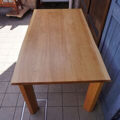 旭川のメーカー昭和木材の天然木無垢材のダイニングテーブルです。優しい木目と明るい色合いが魅力のナチュラルな食卓は北欧スタイルや和モダンなどのインテリアにオススメです。CC401