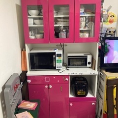 ショッキングピンク  食器棚
