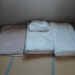 敷き布団×2、毛布×1