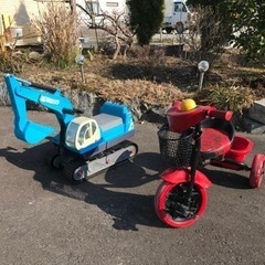 三輪車、パワーショベル、玩具