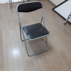 ①折り畳み椅子(200円)