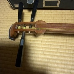 三味線、変えの弦、ケースなど付いてます。