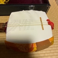 三味線、変えの弦、ケースなど付いてます。