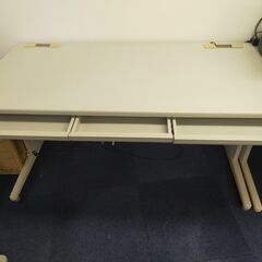 オフィスデスク4台(椅子無し)　会議用テーブル1台(椅子付き)