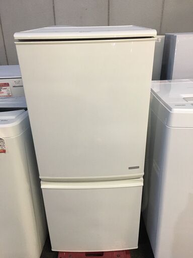 ☆中古 激安！！￥8,000！！SHARP　シャープ　137㍑2ドア冷蔵庫　家電　2016年製　SJ-C14B-W型　幅48cmｘ奥行59cmｘ高さ113cm　【BD027】