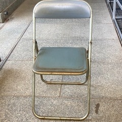 レトロなパイプ椅子