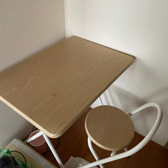 折り畳み式の机と椅子