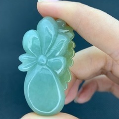本翡翠ペンダント　グァテマラ産　ジュエリー ルース 根付　可愛い