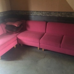 ピンク色のコーナー付きソファー