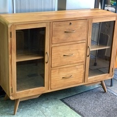 雰囲気抜群！足付きキャビネット！