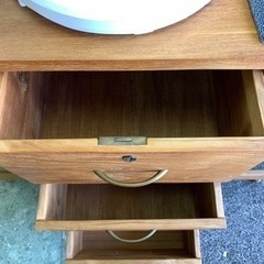 雰囲気抜群！足付きキャビネット！