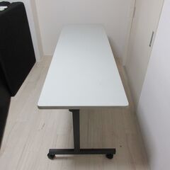 オフィ―ス会議テーブル　折り畳み可能。テーブルのみです　