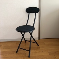 黒のパイプ椅子