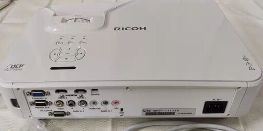 お引き取り限定　中古美品　RICOH PJ WXL4540 レーザー光源 短焦点プロジェクターと台のセット