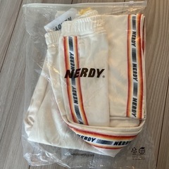 NERDY 人気色ベージュ ジャージ上下セットアップ 新品未使用 NERDY 人気色ベージュ ジャージ上下セットアップ 新品未使用