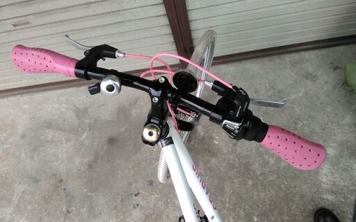 GRAPHIS クロスバイク ホワイト×ピンク ※手渡しのみとなっております GRAPHIS クロスバイク ホワイト×ピンク ※手渡しのみとなっております