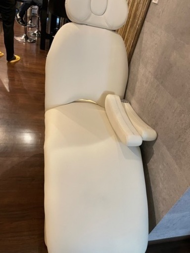電動の施術ベッド　美品