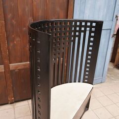 IDC OTSUKA(大塚家具)で取り扱われていたチャールズ・レニー・マッキントッシュデザイン、ウィローチェアです。半円状の格子の背もたれが空間を美しく彩る名作椅子です。CC413