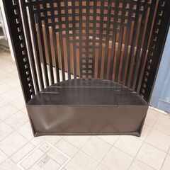 IDC OTSUKA(大塚家具)で取り扱われていたチャールズ・レニー・マッキントッシュデザイン、ウィローチェアです。半円状の格子の背もたれが空間を美しく彩る名作椅子です。CC413