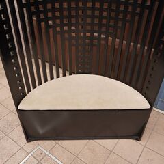 IDC OTSUKA(大塚家具)で取り扱われていたチャールズ・レニー・マッキントッシュデザイン、ウィローチェアです。半円状の格子の背もたれが空間を美しく彩る名作椅子です。CC413