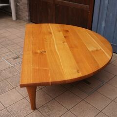 飛騨高山の家具メーカー キツツキマークの飛騨産業(HIDA)。森のことばシリーズのオーク無垢材(節入り)半円形リビングテーブル。天然木らしい節が主役のシンプルなデザインの座卓です♪CC415
