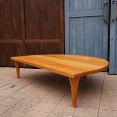 飛騨高山の家具メーカー キツツキマークの飛騨産業(HIDA)。森のことばシリーズのオーク無垢材(節入り)半円形リビングテーブル。天然木らしい節が主役のシンプルなデザインの座卓です♪CC415