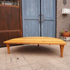 飛騨高山の家具メーカー キツツキマークの飛騨産業(HIDA)。森のことばシリーズのオーク無垢材(節入り)半円形リビングテーブル。天然木らしい節が主役のシンプルなデザインの座卓です♪CC415