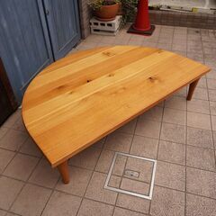 飛騨高山の家具メーカー キツツキマークの飛騨産業(HIDA)。森のことばシリーズのオーク無垢材(節入り)半円形リビングテーブル。天然木らしい節が主役のシンプルなデザインの座卓です♪CC415