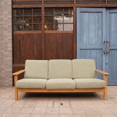 unico(ウニコ)のVISKA(ヴィスカ)カバーリングソファ 3シーターです。オーク無垢材フレームのシンプルなトリプルソファは、背面の縦格子のデザインが空間の間仕切りとしてもオススメ。CC417