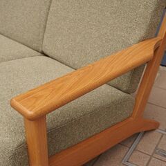 unico(ウニコ)のVISKA(ヴィスカ)カバーリングソファ 3シーターです。オーク無垢材フレームのシンプルなトリプルソファは、背面の縦格子のデザインが空間の間仕切りとしてもオススメ。CC417