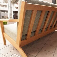 unico(ウニコ)のVISKA(ヴィスカ)カバーリングソファ 3シーターです。オーク無垢材フレームのシンプルなトリプルソファは、背面の縦格子のデザインが空間の間仕切りとしてもオススメ。CC417