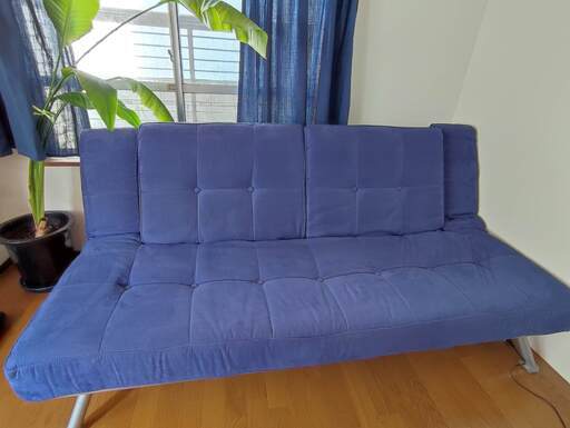 綺麗な青色の３人掛けソファーベッドにもなる
