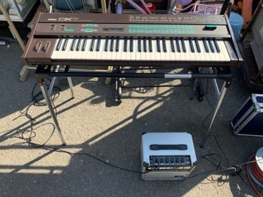 【中古品・引き取り限定】ヤマハYAMAHA シンセサイザー DX-7\u0026ローランド キーボードアンプ CUBE CK-40