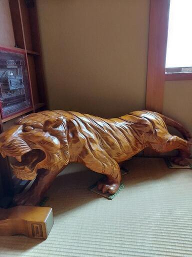 木彫りの虎の置き物