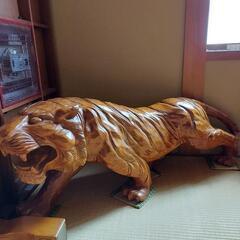 木彫りの虎の置き物