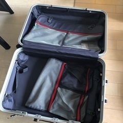グレー　スーツケース