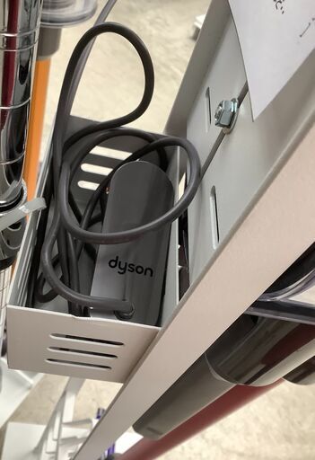 dyson/ダイソン V8 スリム Fluffy SV10KSLM スタンド付き【ユーズドユーズ名古屋天白店】 J1685