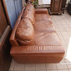 人気のunico(ウニコ)よりMOLN(モルン) レザー 3シーターソファーです。北欧スタイルのデザインと本革の上品な質感はブルックリンスタイルなど男前インテリアにおススメの3人掛けソファーです♪CC418