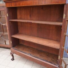 英国アンティーク家具の飾り棚です!クラシカルなデザインが上品で洗練された印象のイギリスアンティーク家具のキャビネット。店舗などの飾り棚としても活躍するリビングボードです♪CC424