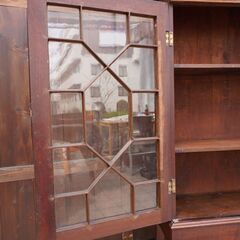 英国アンティーク家具の飾り棚です!クラシカルなデザインが上品で洗練された印象のイギリスアンティーク家具のキャビネット。店舗などの飾り棚としても活躍するリビングボードです♪CC424