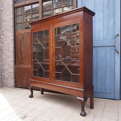 英国アンティーク家具の飾り棚です!クラシカルなデザインが上品で洗練された印象のイギリスアンティーク家具のキャビネット。店舗などの飾り棚としても活躍するリビングボードです♪CC424