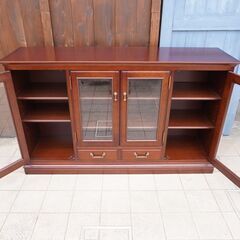 人気のmaruni(マルニ)の地中海シリーズの4面サイドボードです！！クラシックなデザインが印象的なアンティーク調のリビングボードはキッチンのカップボードなどにもおススメのキャビネットです♪CC426