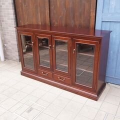 人気のmaruni(マルニ)の地中海シリーズの4面サイドボードです！！クラシックなデザインが印象的なアンティーク調のリビングボードはキッチンのカップボードなどにもおススメのキャビネットです♪CC426